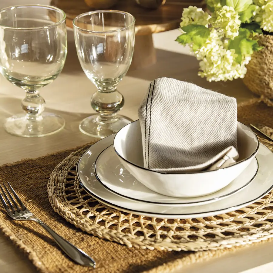 mesa comedor, vajilla, copas